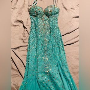 Beautiful pageant/prom dress.